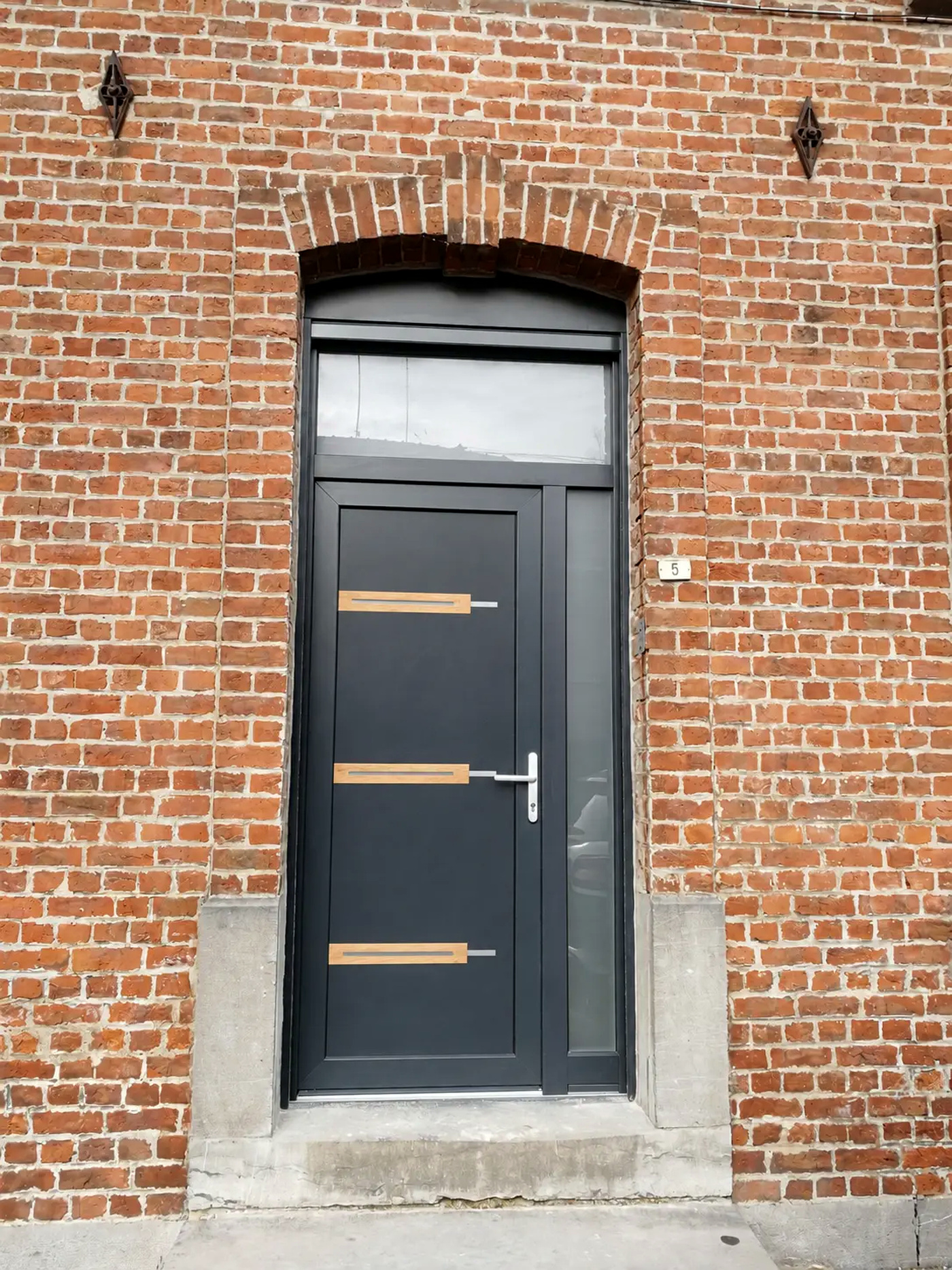 Porte anthracite avec inserts bois et tierce vitrée