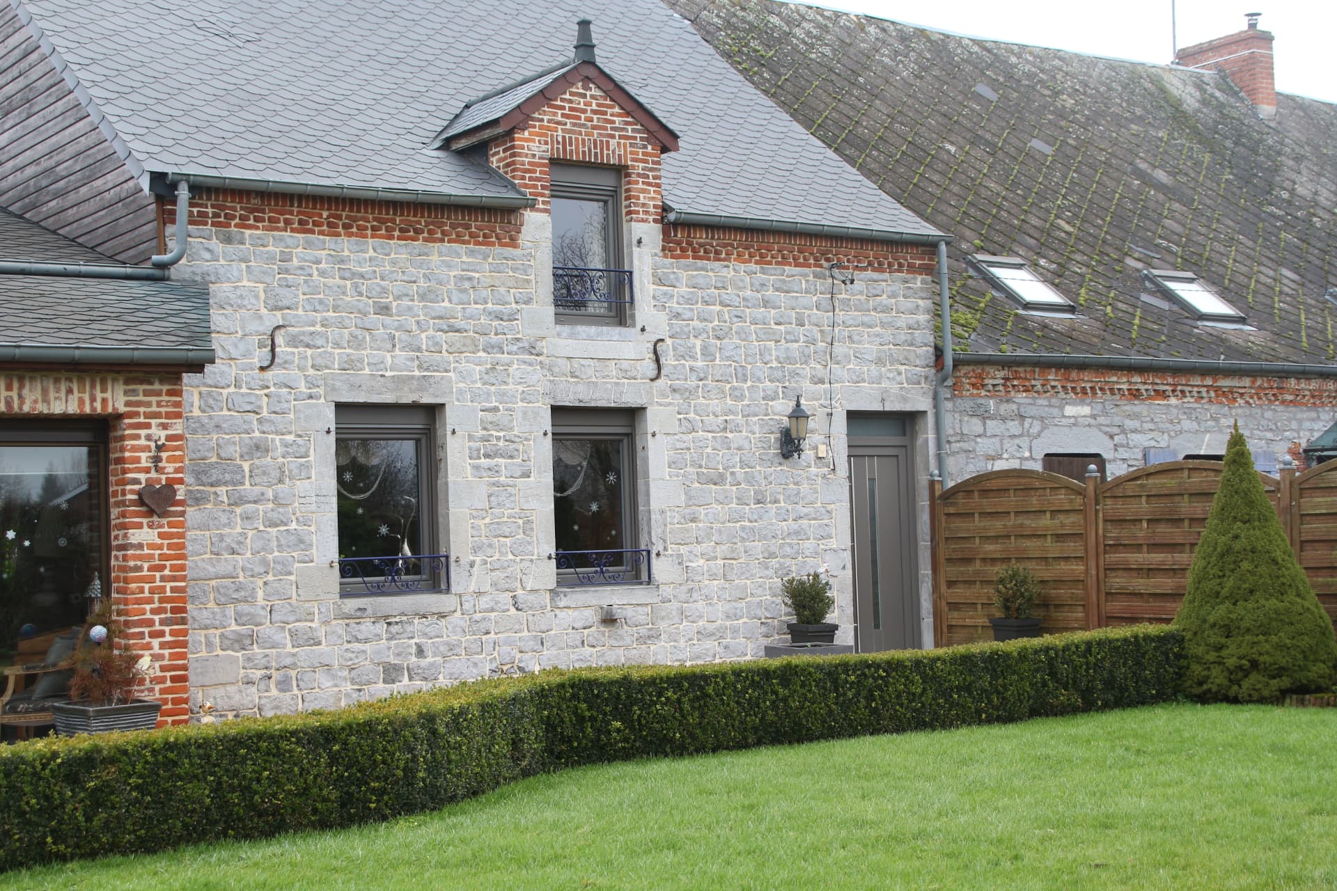 Maison en pierre avec menuiseries aluminium grises