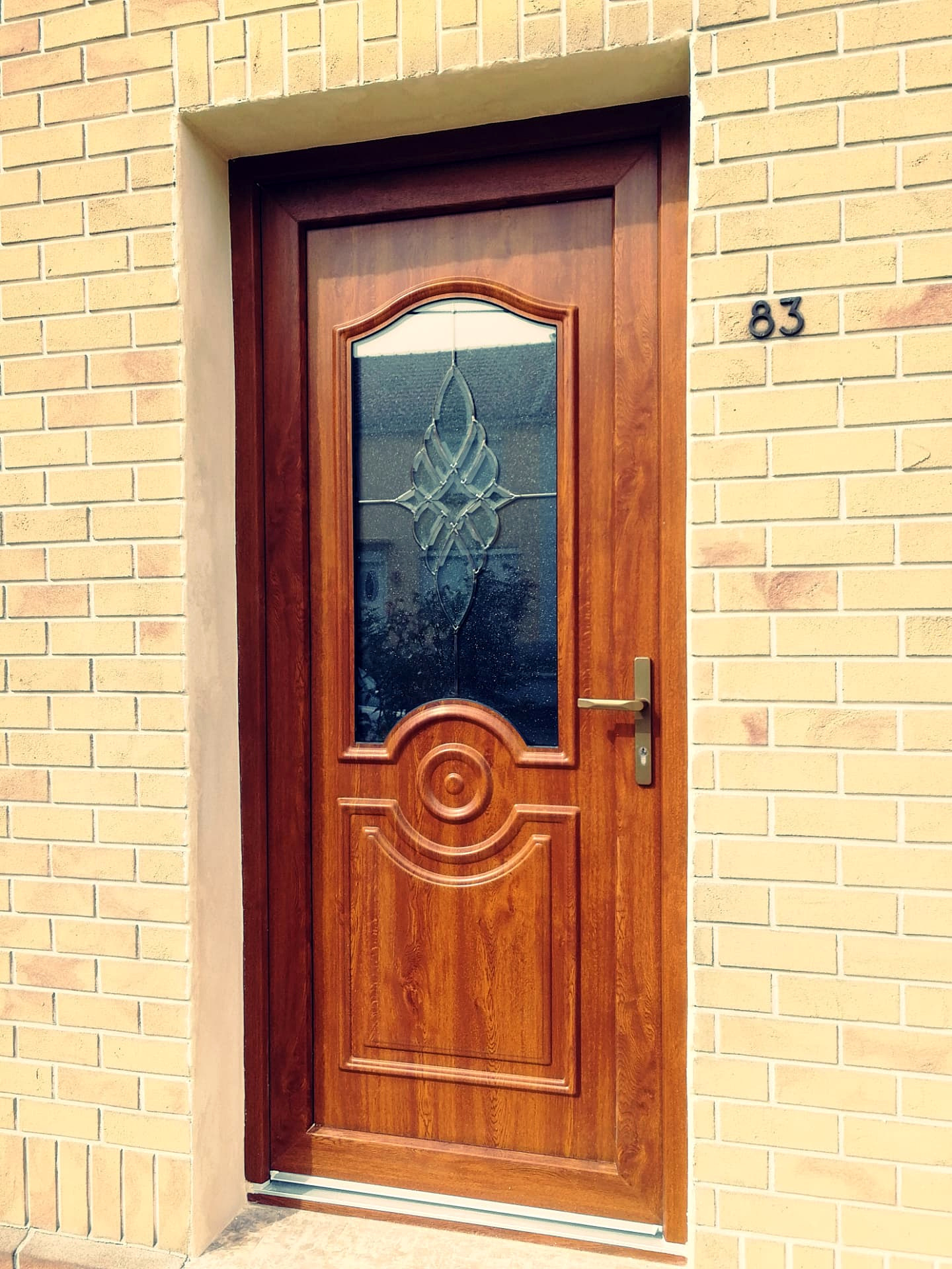 Porte d'entrée aspect bois avec vitrage décoratif