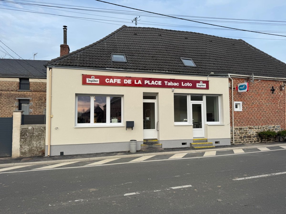 Café de village isolé en enduit crème avec soubassement gris