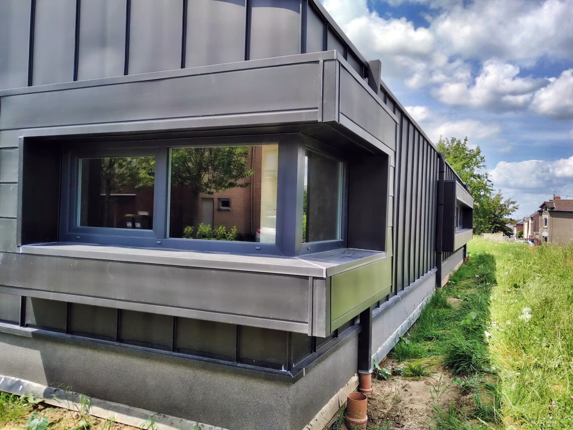 Chantier de baie vitrée aluminium en angle