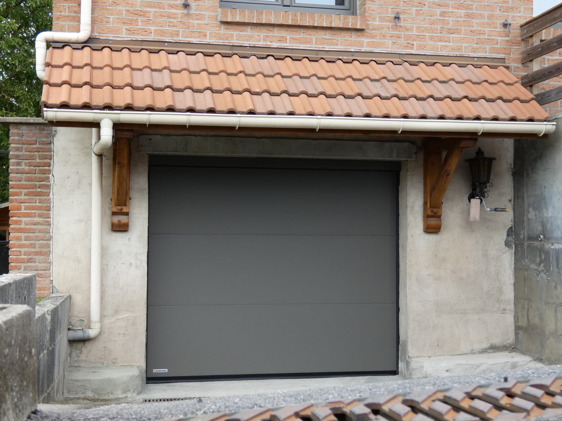 Porte sectionnelle anthracite sous auvent