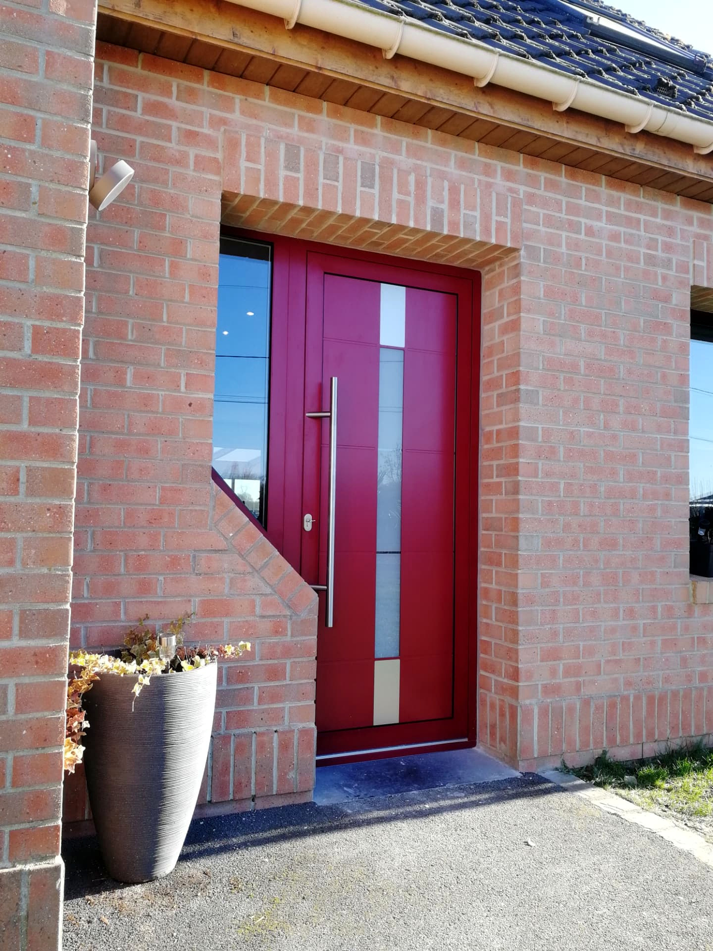 Porte d'entrée rouge avec vitrage vertical