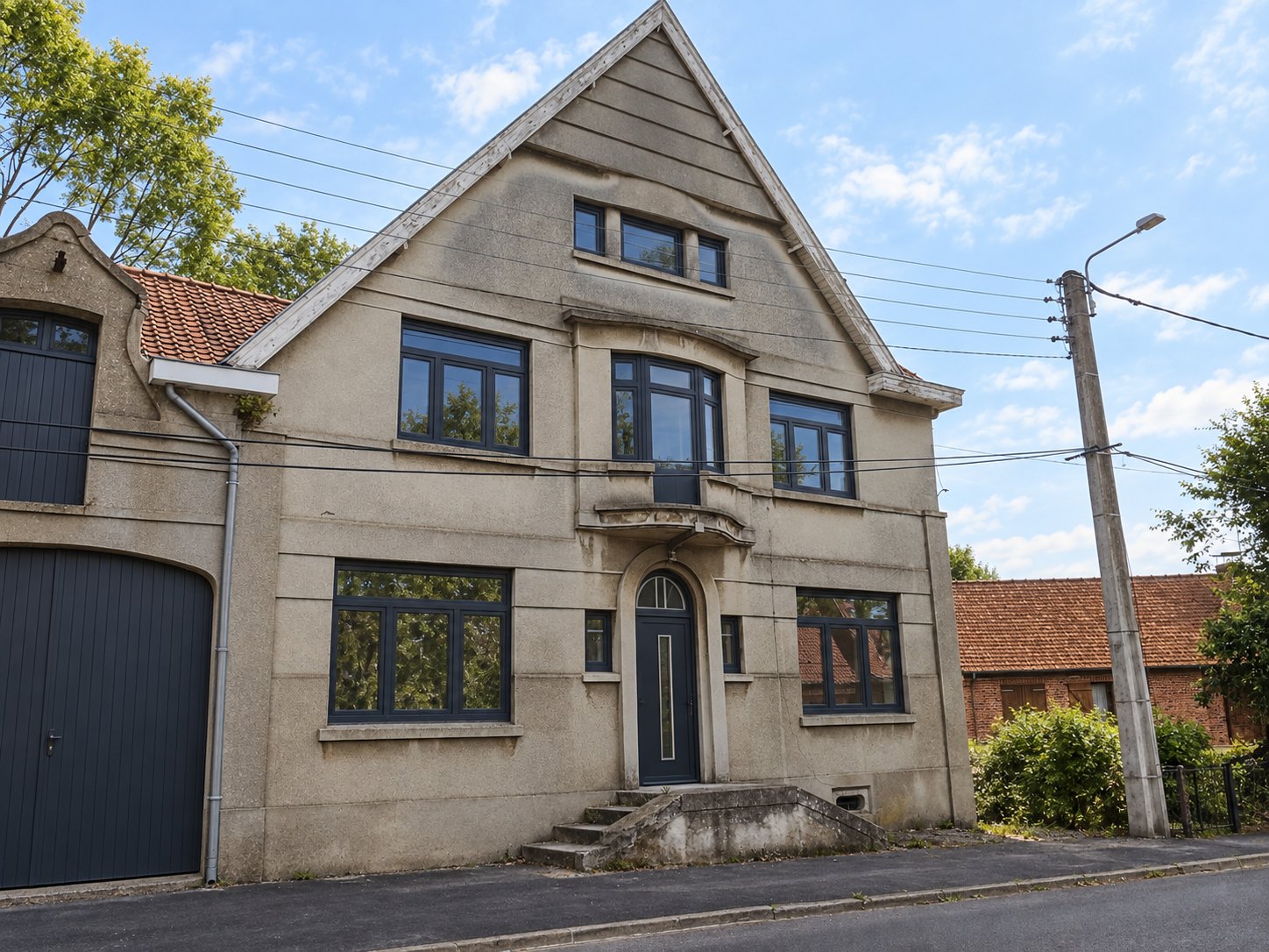 Maison de caractère avec fenêtres cintrées