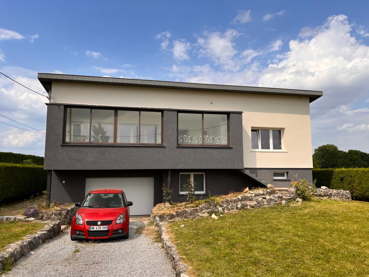 Maison sur sous-sol isolée en enduit anthracite et crème