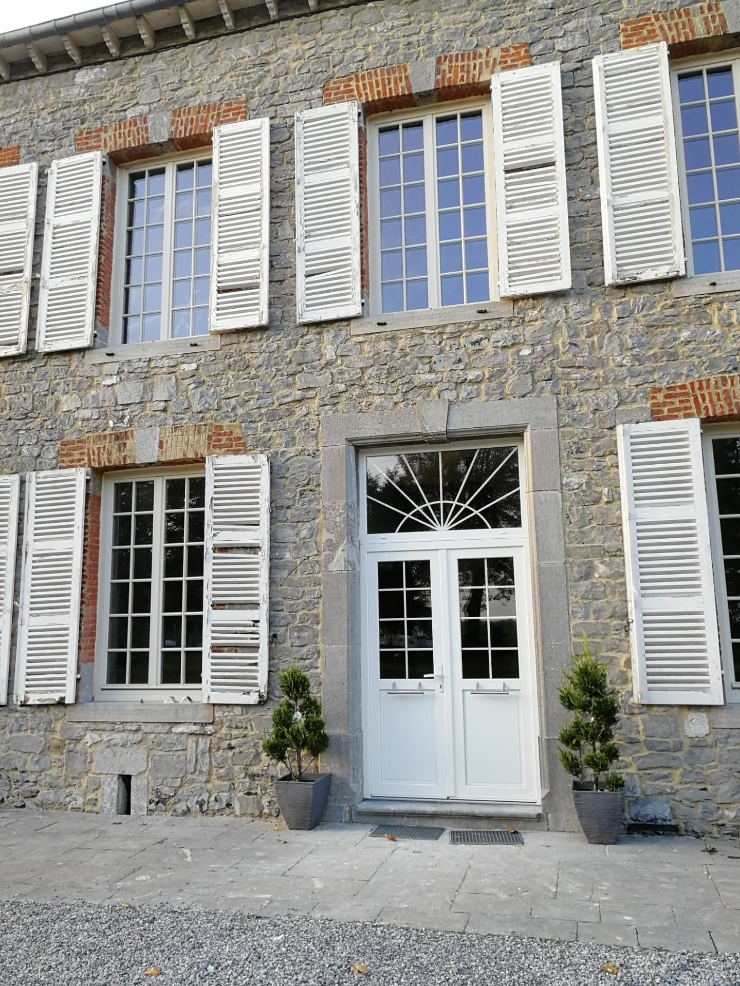 Fenêtres récentes posées sur une maison rénovée