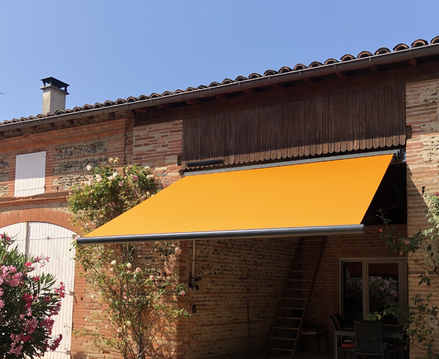 Ambre Autonome — Store banne solaire, sans raccordement électrique