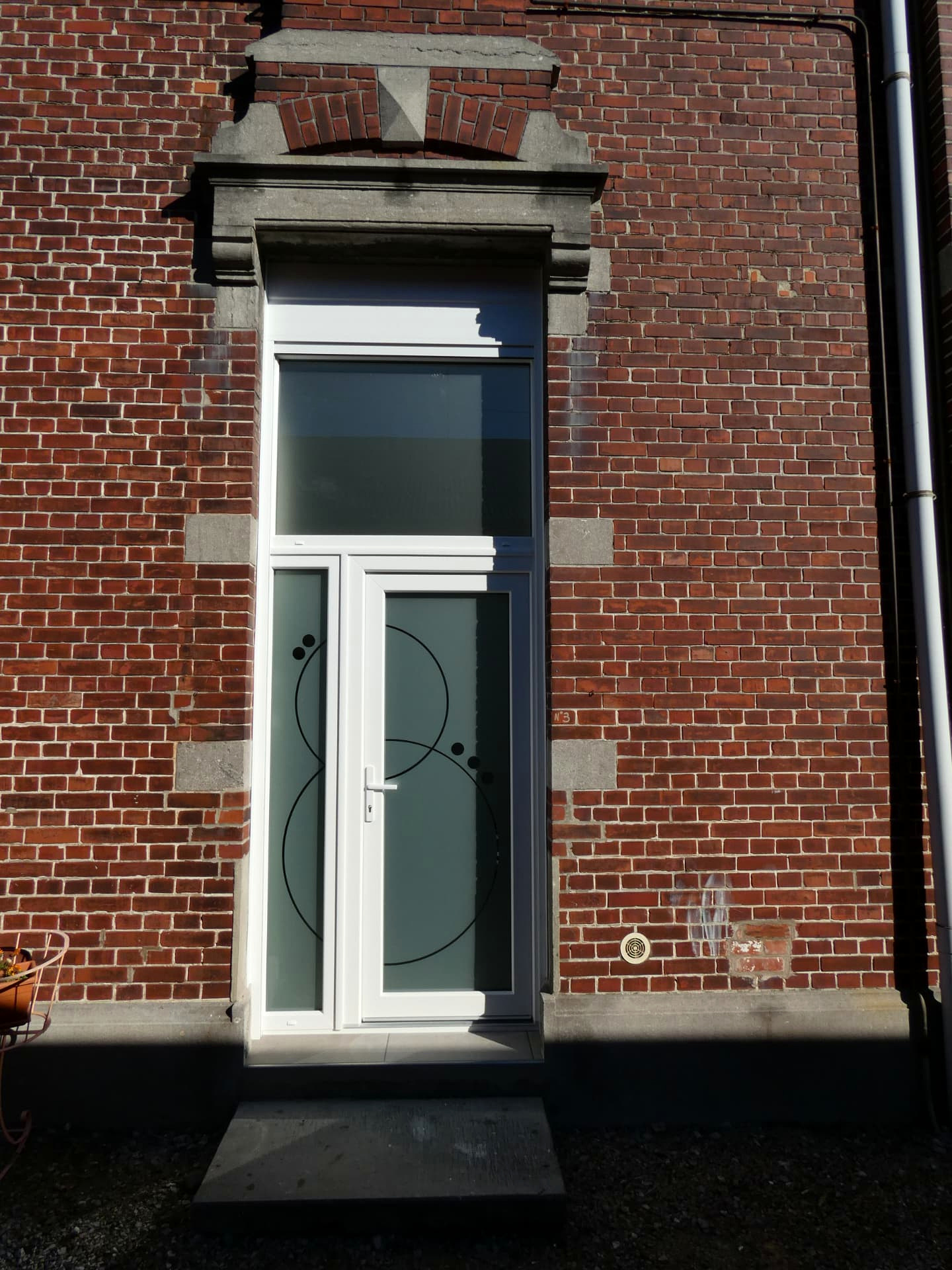 Porte d'entrée blanche avec fixe latéral et imposte