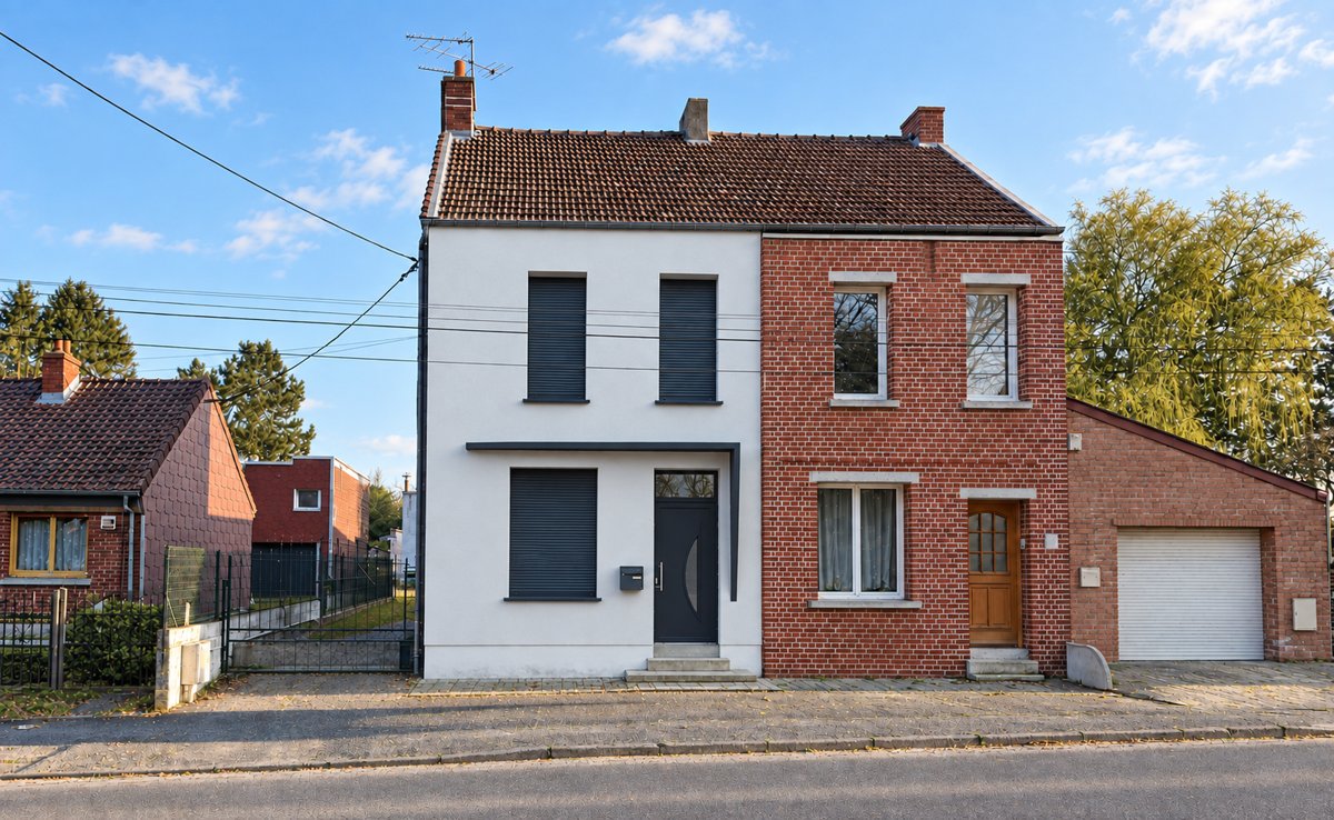 Maison de ville isolée en enduit blanc avec volets et porte anthracite