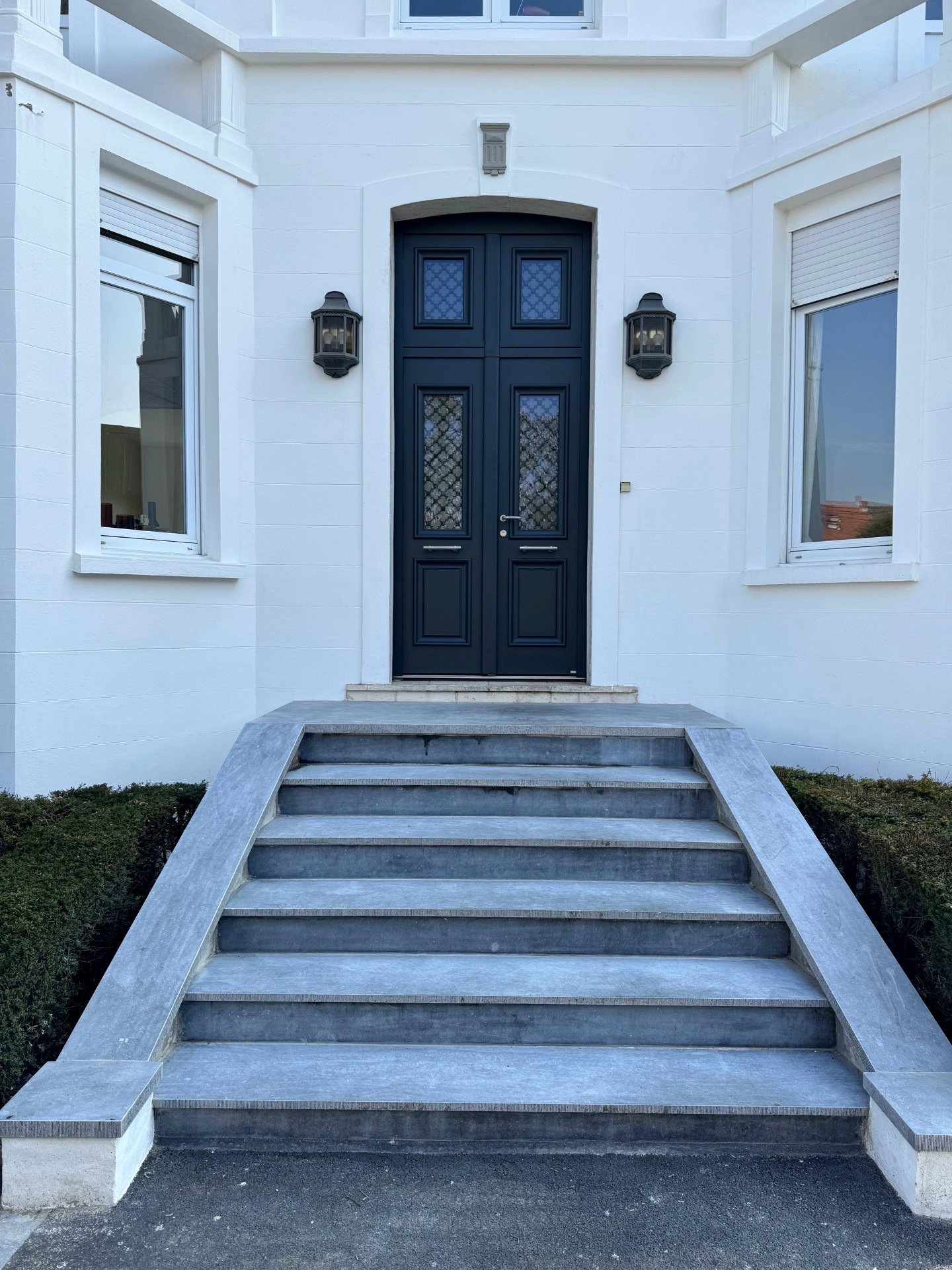 Porte d'entrée posée sur une maison de la région de Maubeuge