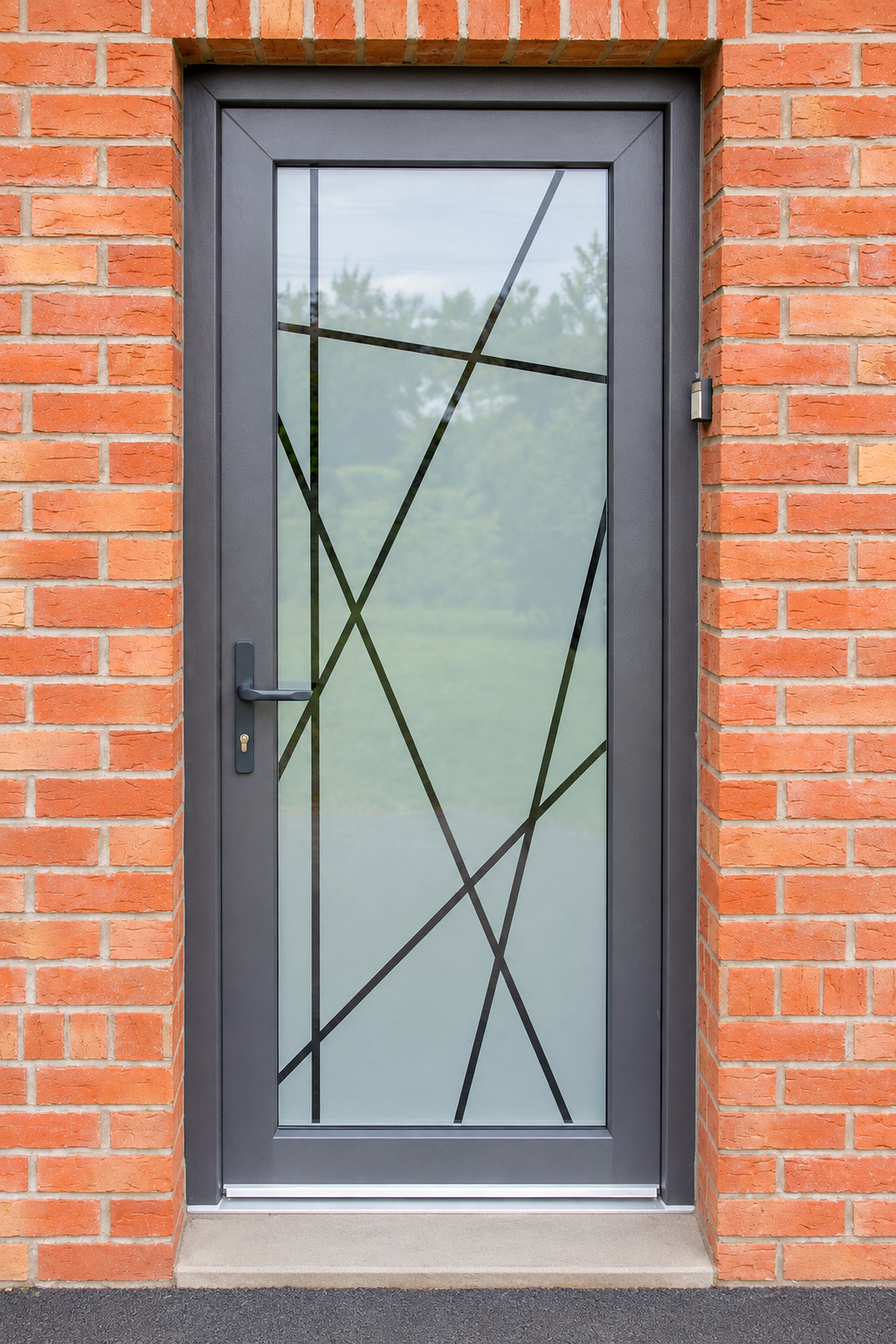 Réalisation VITREC d'une porte d'entrée anthracite entièrement vitrée avec décor graphique