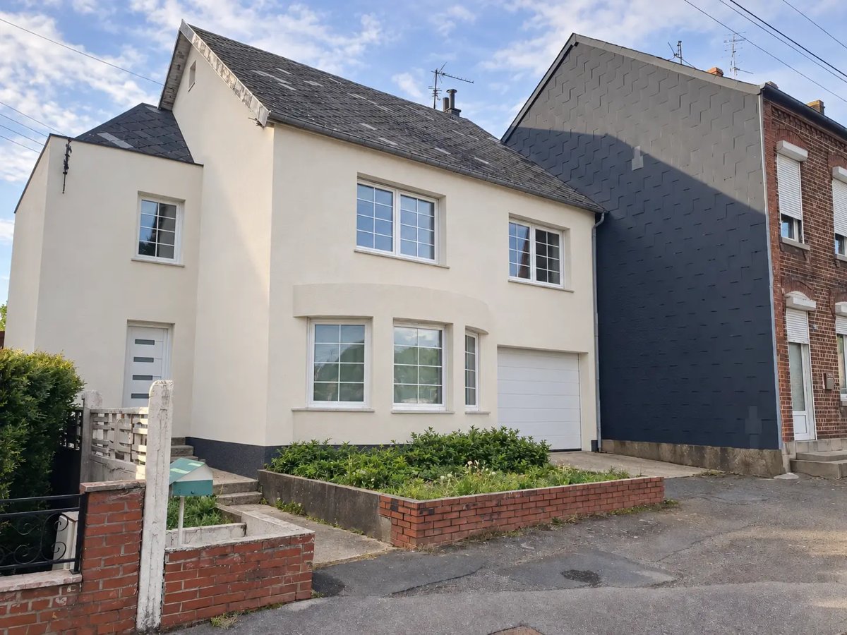 Maison isolée en enduit crème avec soubassement anthracite