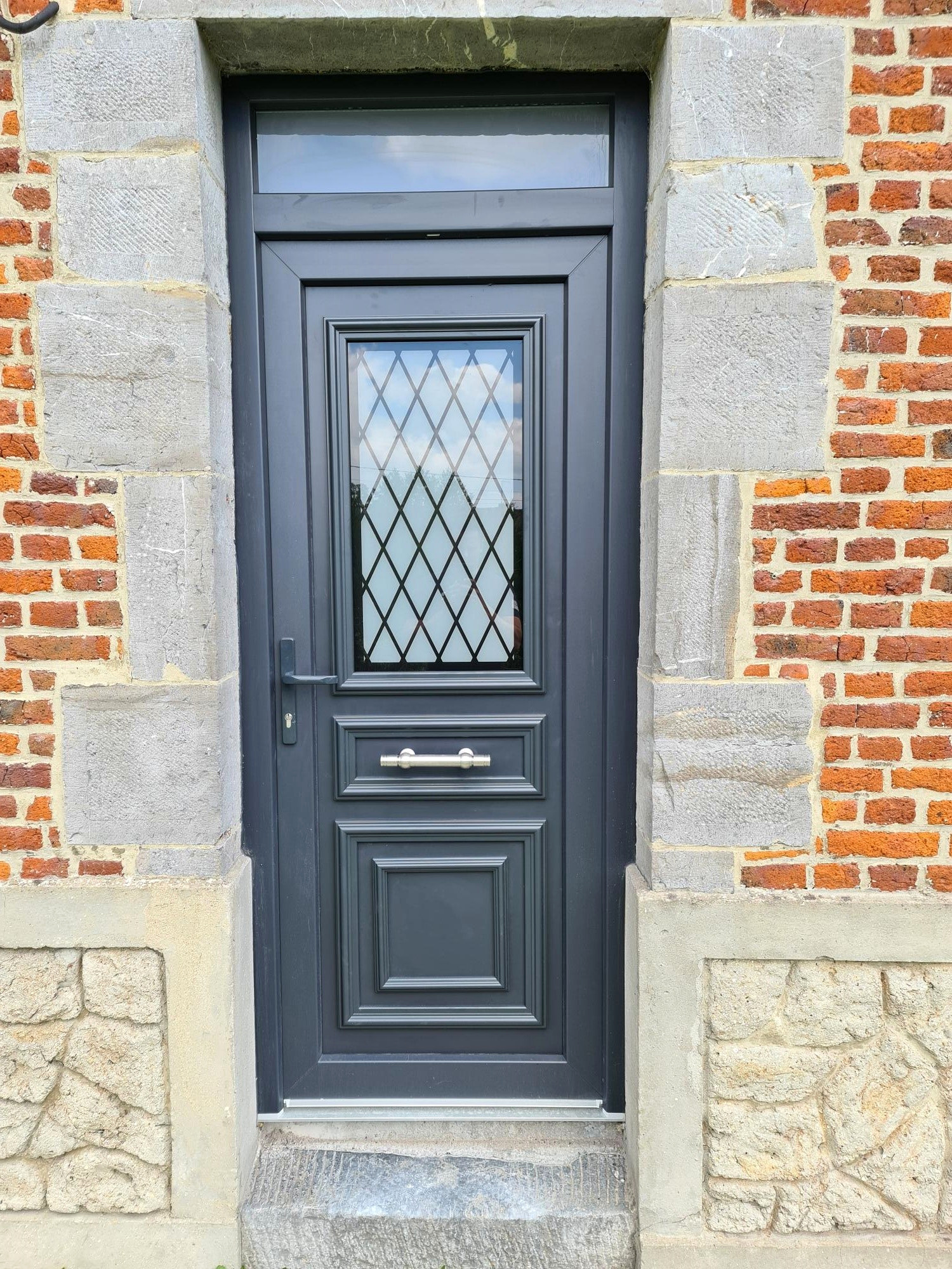 Réalisation VITREC d'une porte d'entrée anthracite classique avec vitrage à croisillons et imposte