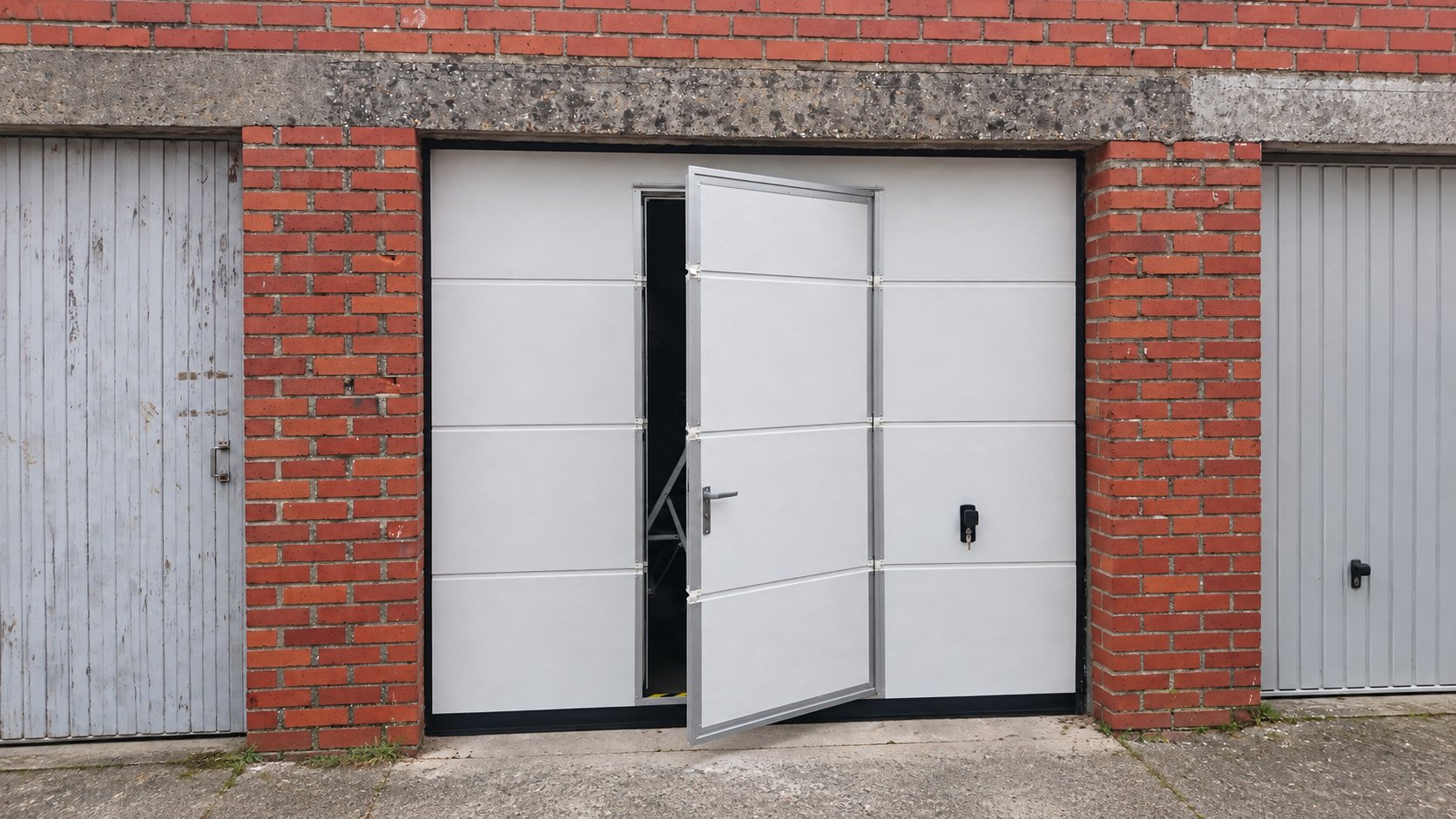 Porte sectionnelle blanche avec portillon intégré