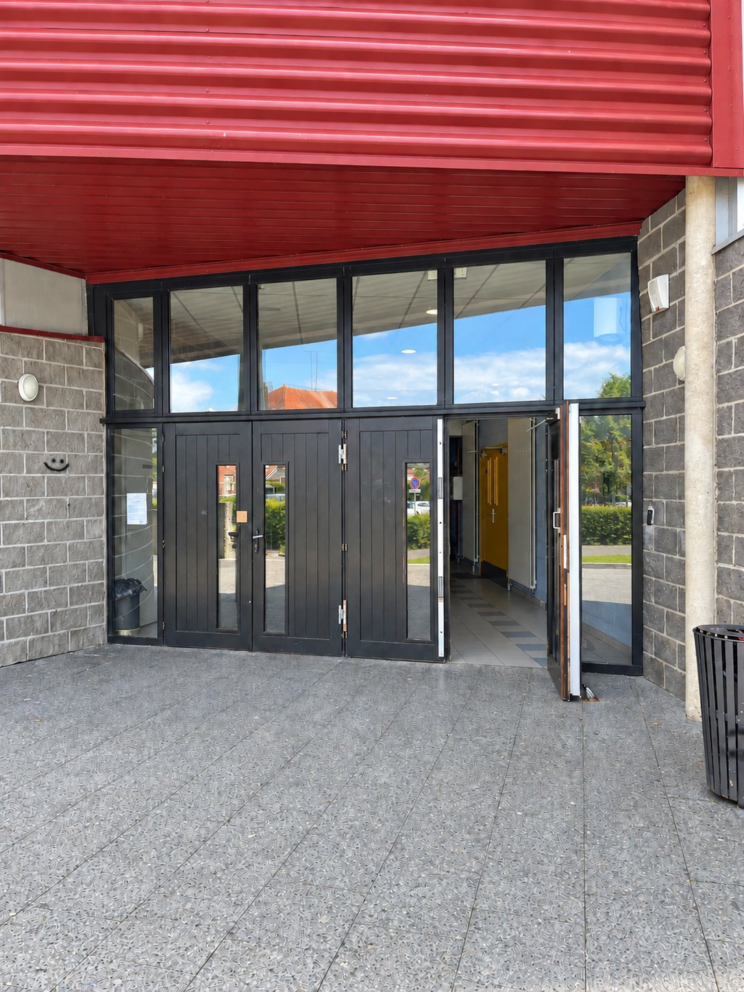 Façade vitrée et portes d’entrée aluminium noir d’un bâtiment public