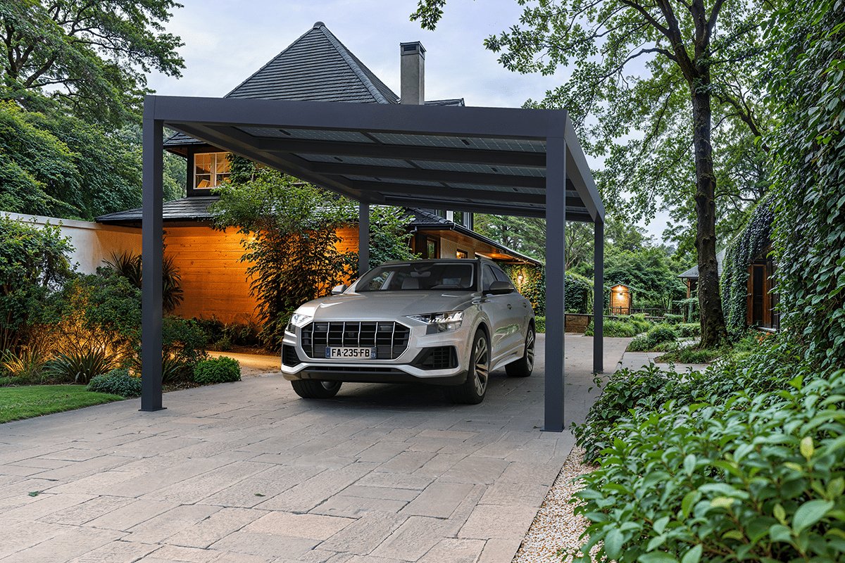 Carport aluminium à toit plat devant une maison particulière avec un break familial