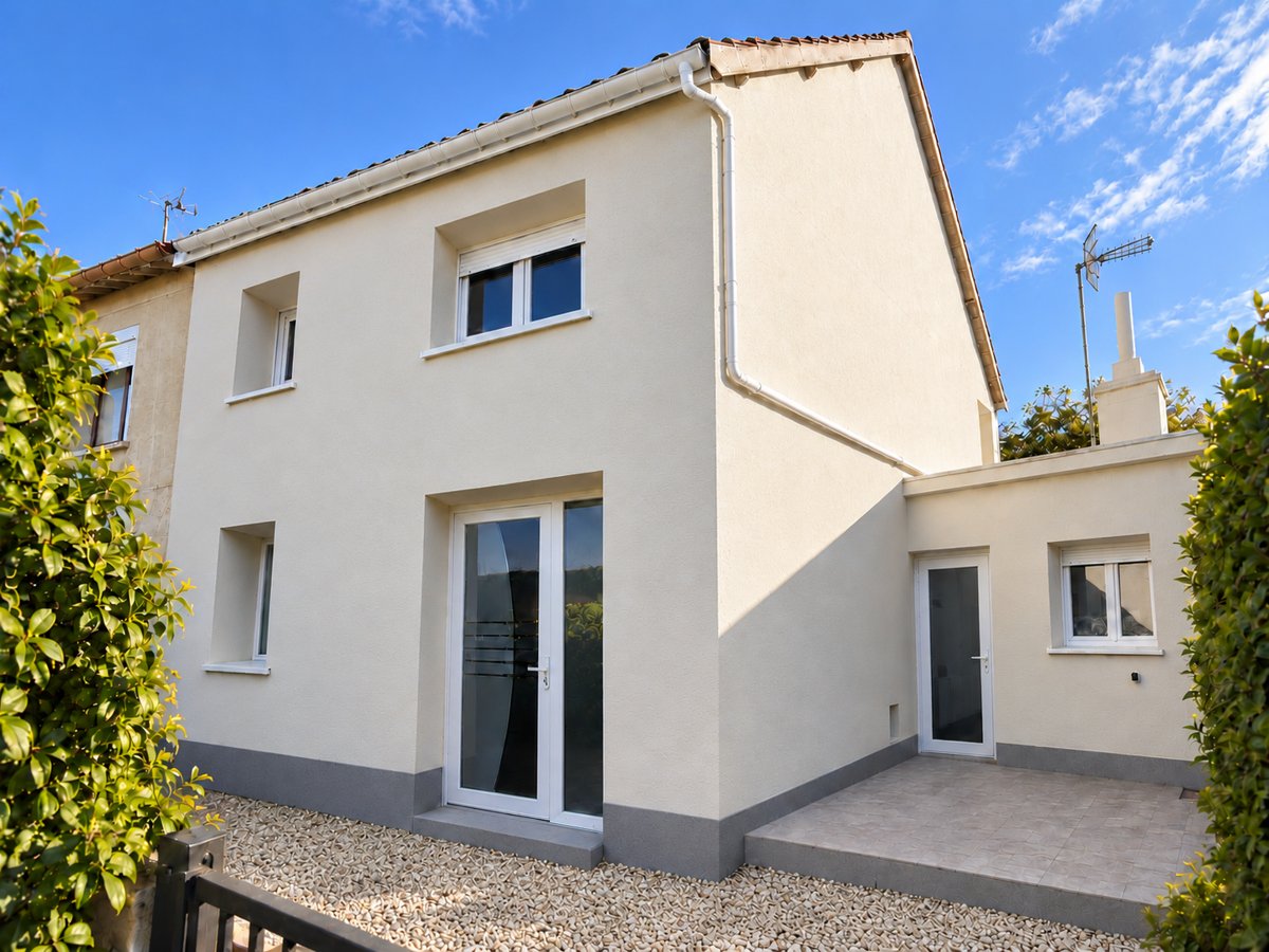 Maison mitoyenne isolée en enduit crème