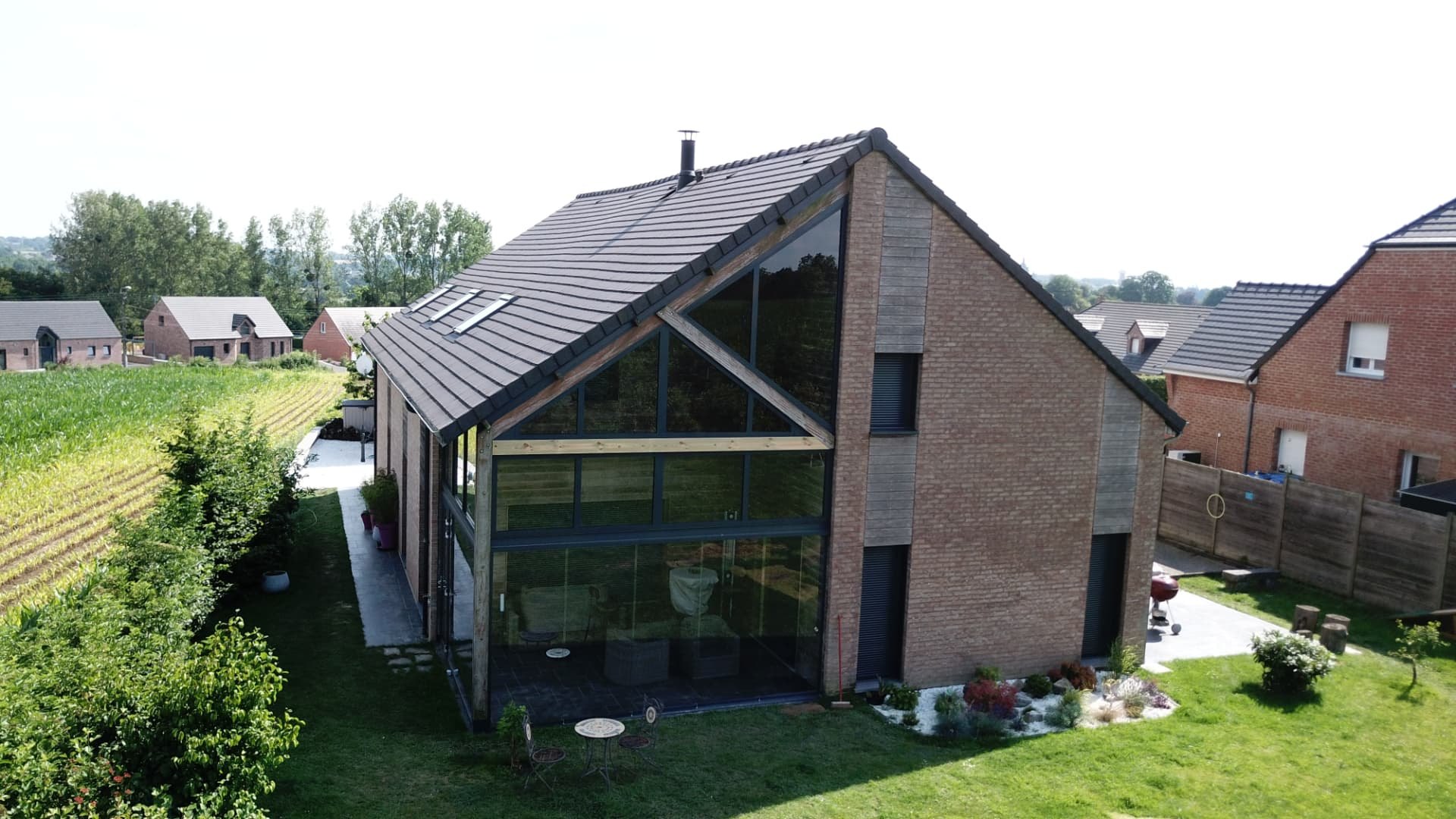 Maison contemporaine avec grand pignon vitré