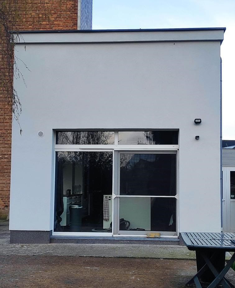 Façade blanche avec soubassement anthracite