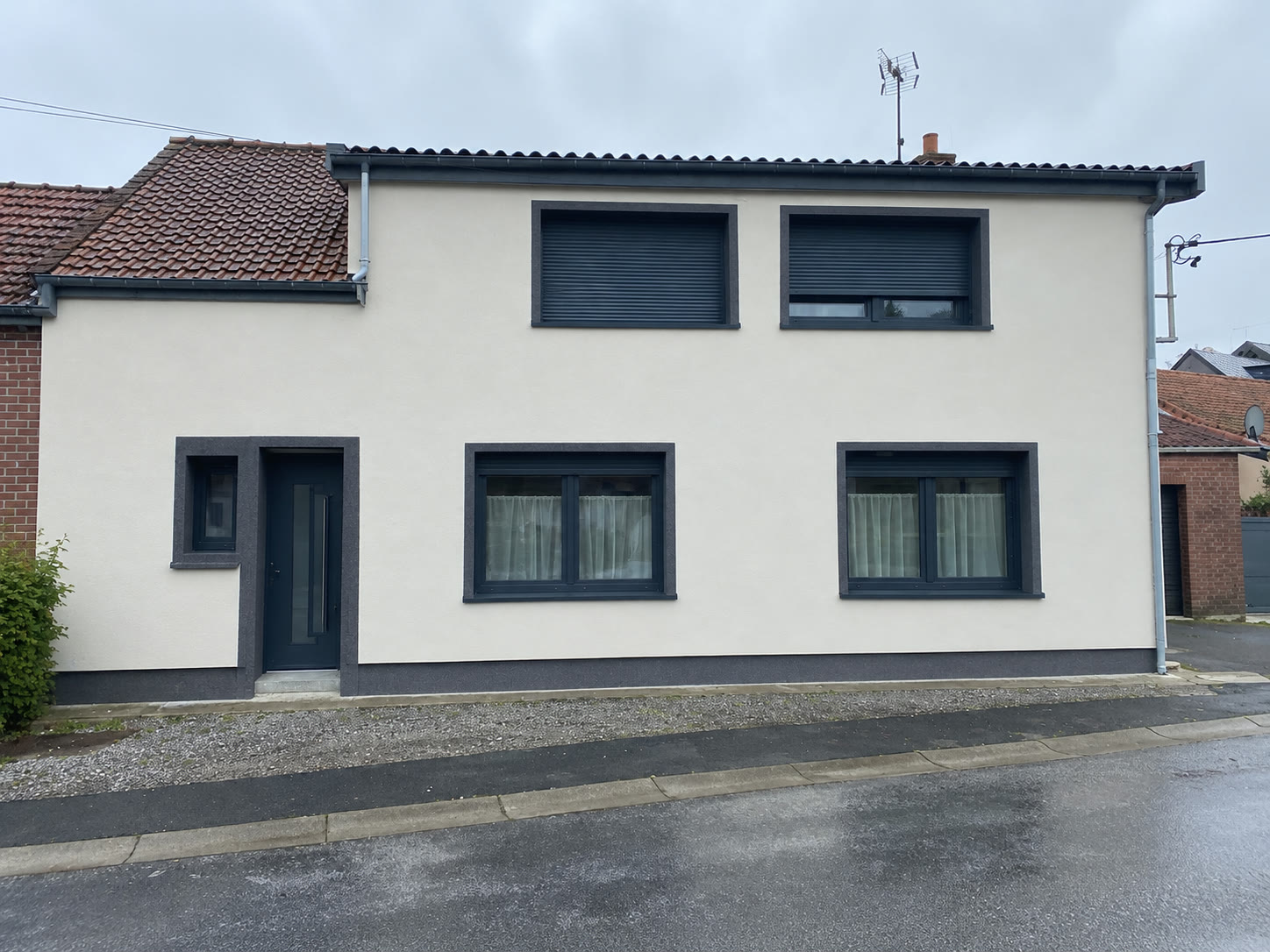 Façade crème avec menuiseries anthracite