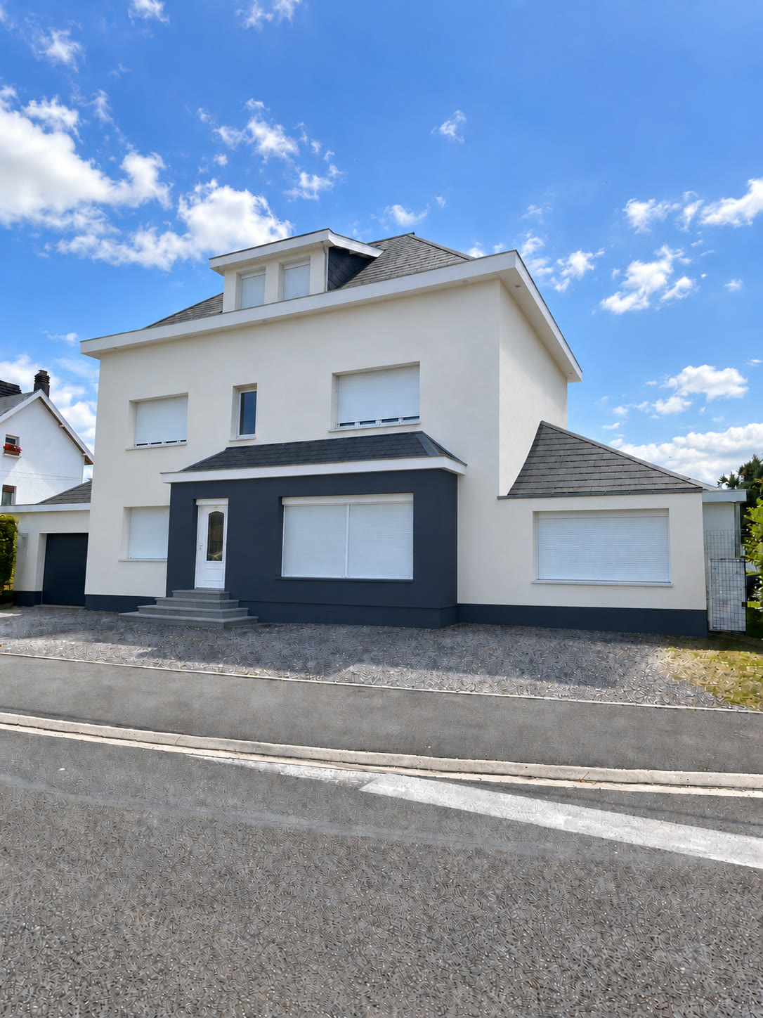 Maison blanche avec volume d'entrée en crépi gris ardoise
