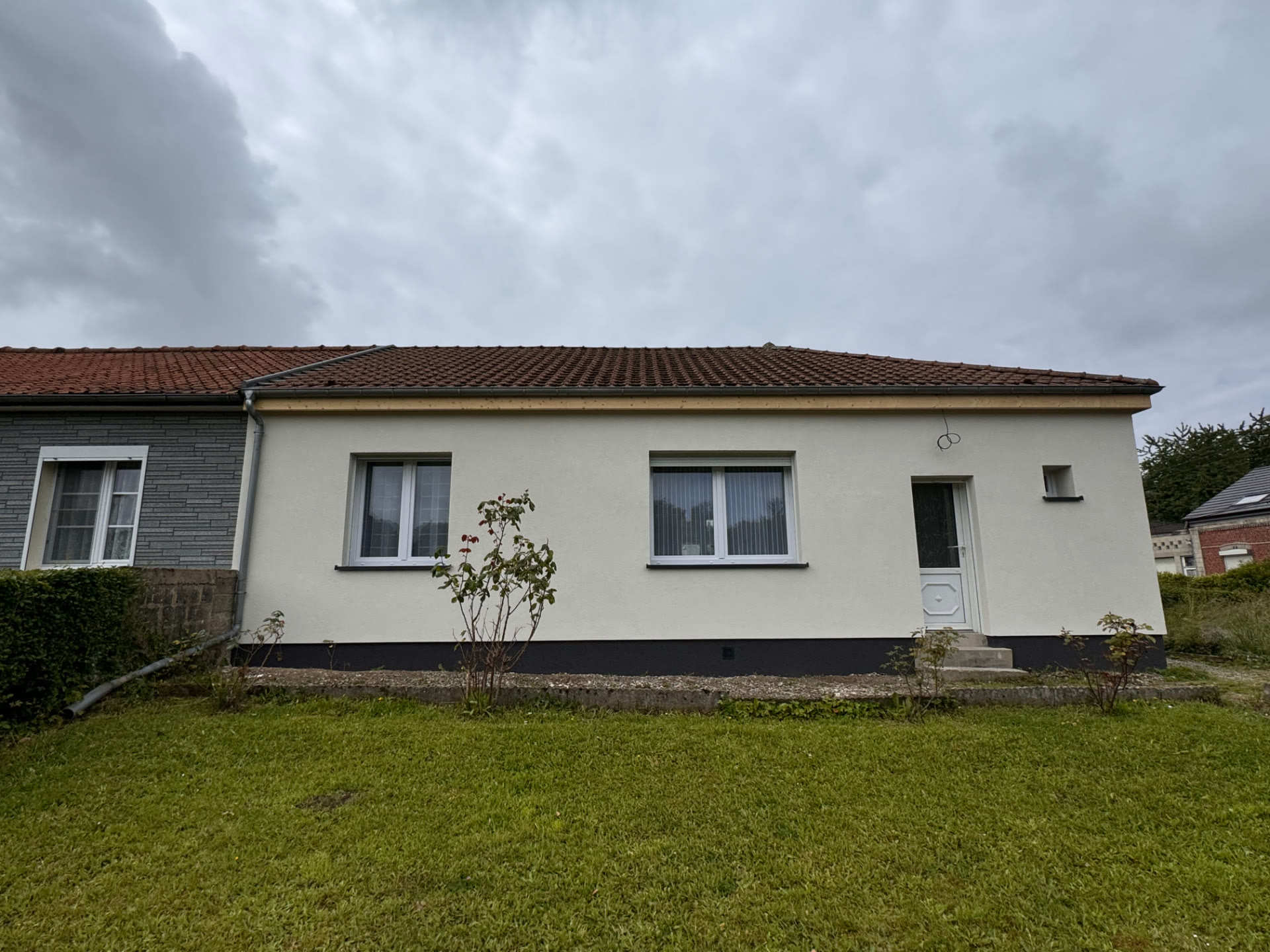 Longère isolée en enduit blanc avec soubassement ardoise et jardin