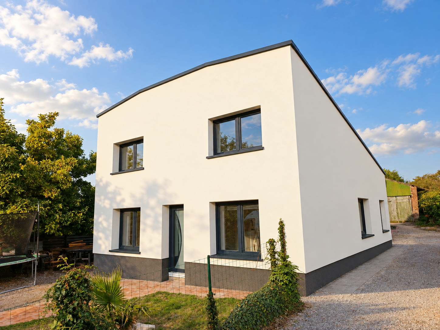 Maison isolée en blanc avec menuiseries anthracite