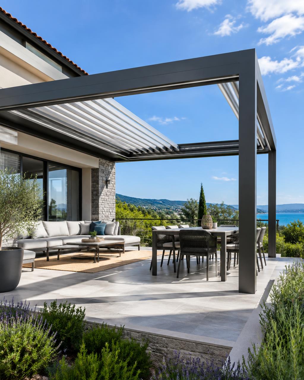 Pergola à lames rétractables entièrement ouverte sur le ciel