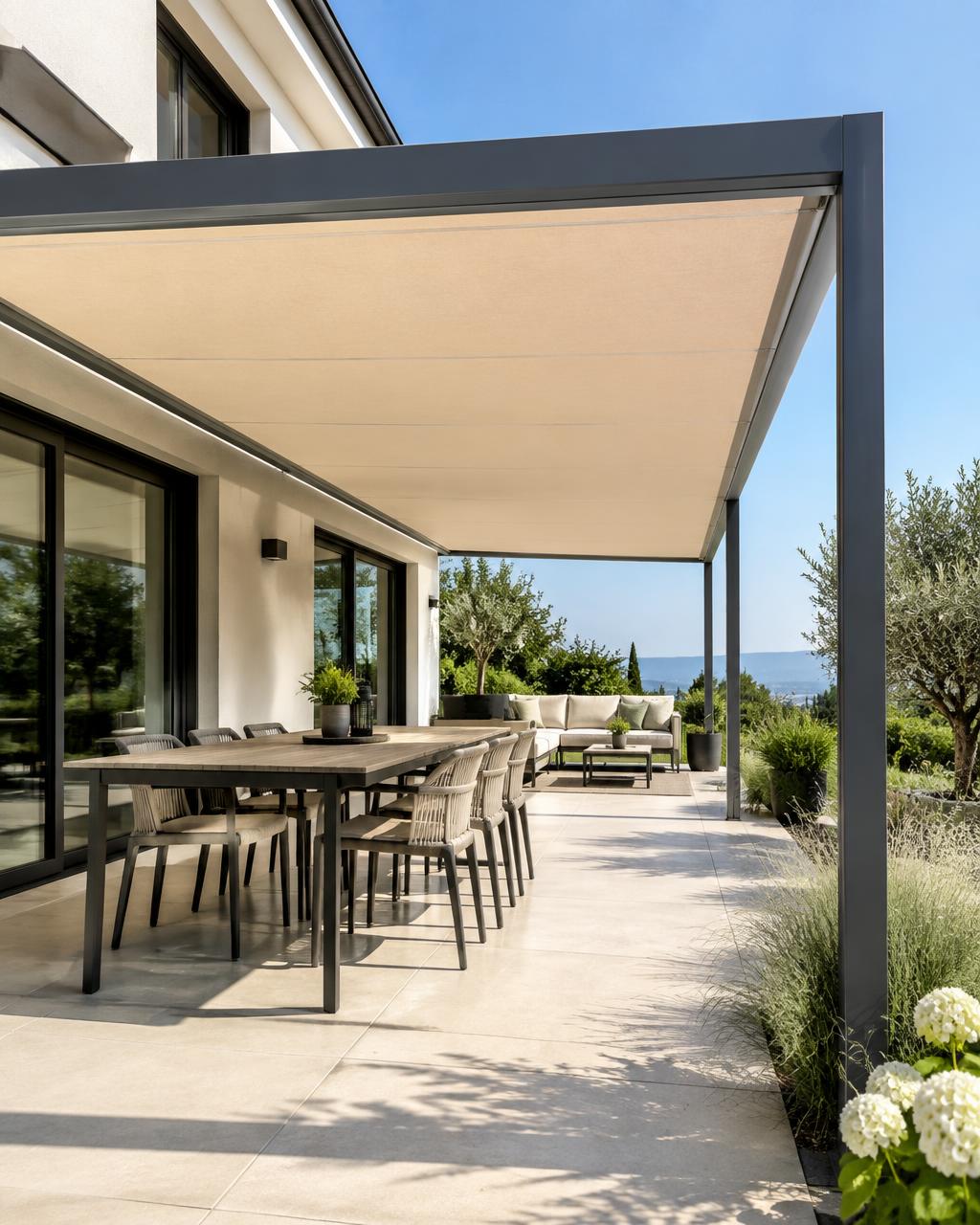 Pergola à toile beige tendue sur une terrasse contemporaine